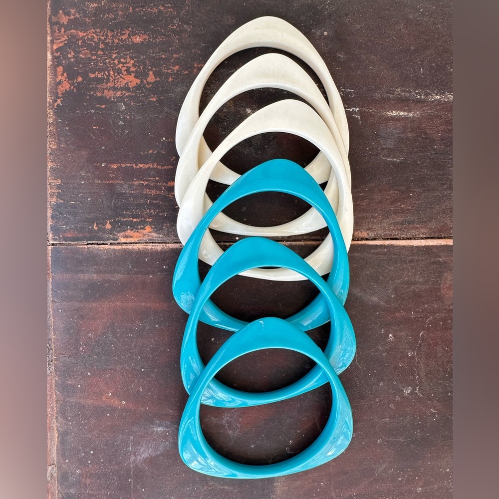 Vintage Triangular Lucite Bangle Braclet Set Of 6 - image 2